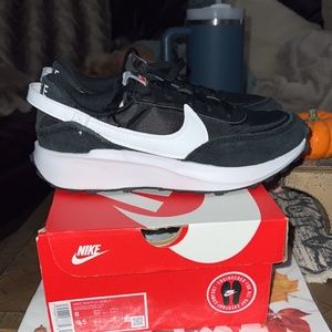 Nike Waffle Debut Running Black and White Men's 8 or Women's 9.5